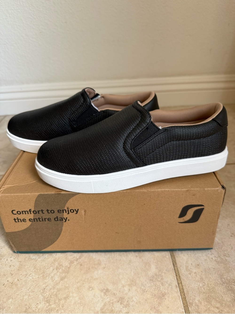 STQ Womans Black Slip-On Casual Sneakers, comfortable, size 6.5, New
